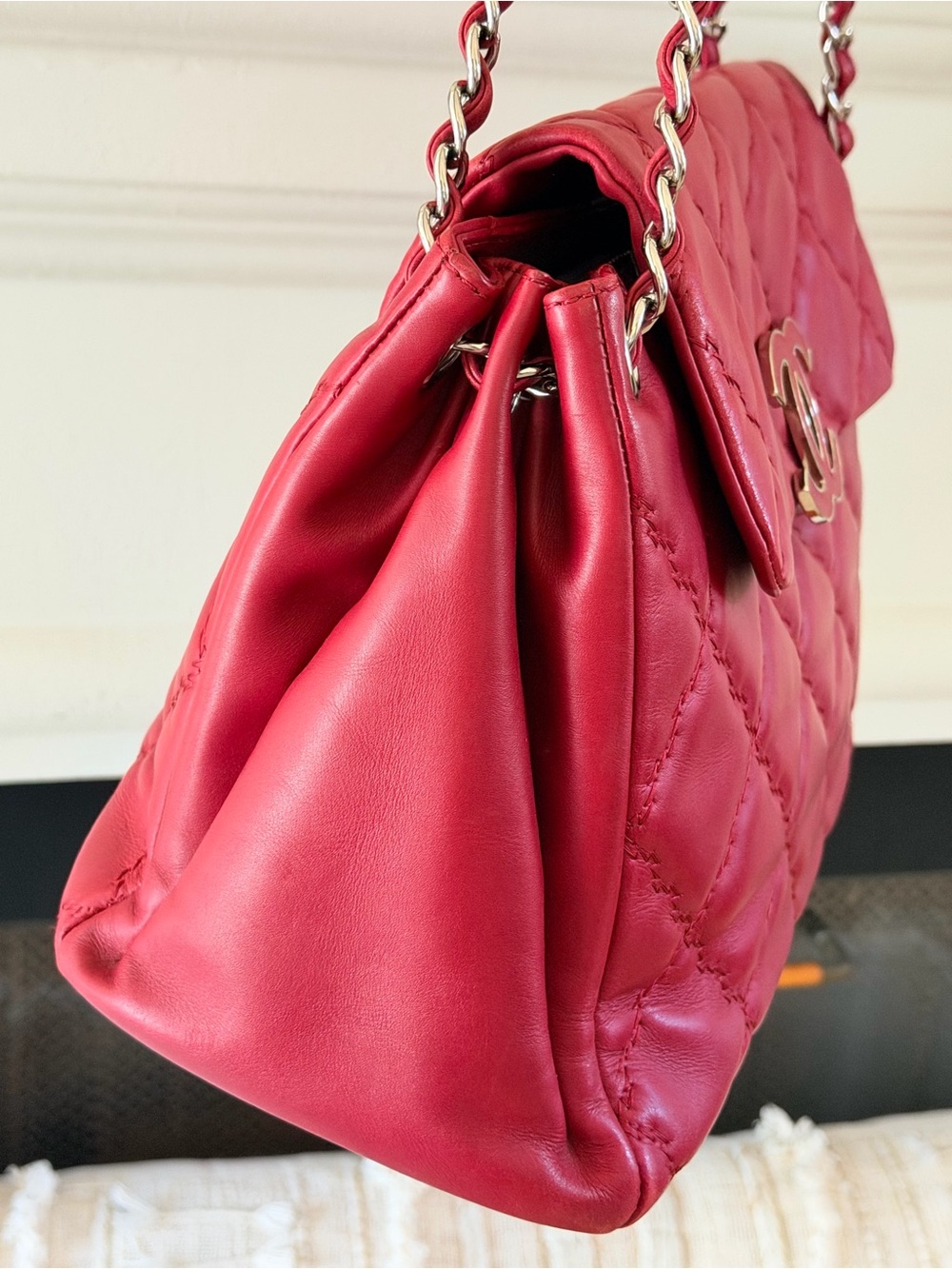 CHANEL Quilted Lambskin Shoulder Bag in Berry Pink with Chain Strap - Picture 5 of 15